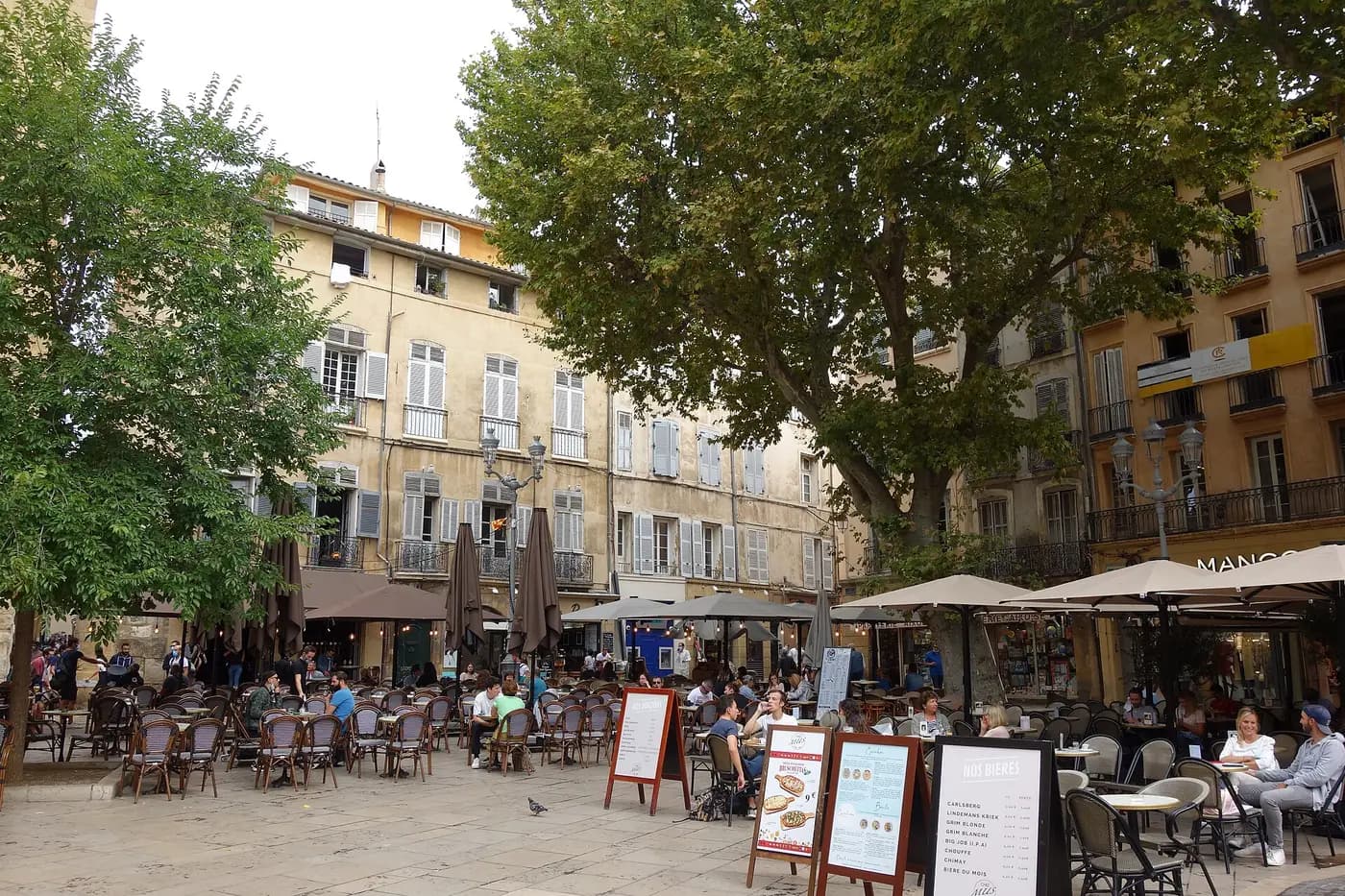 Terrasses de la place de l'Hôtel de Ville, dans le centre historique d'Aix-en-Provence