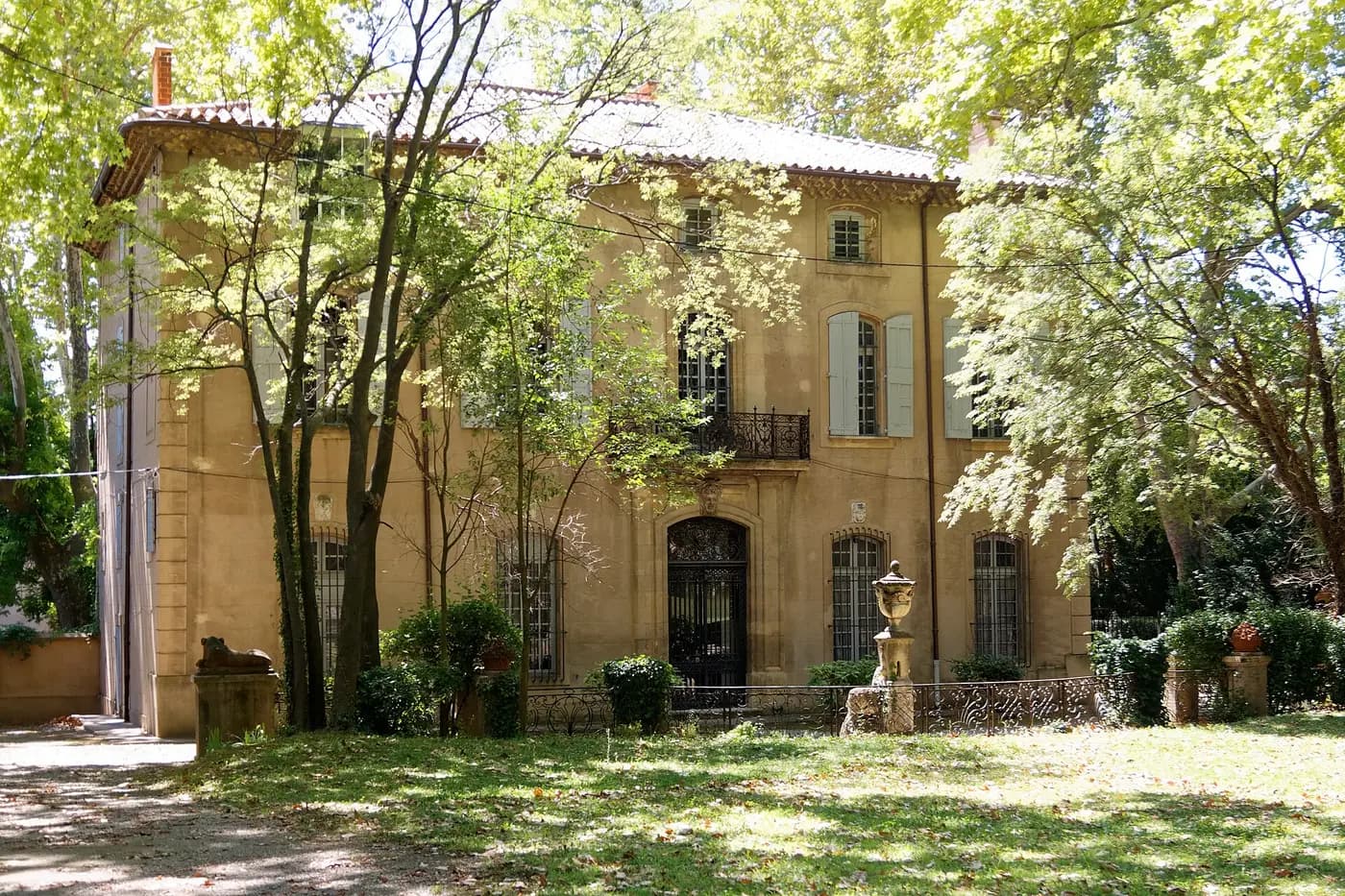 La bastide du Jas de Bouffan et son jardin ombragé, à l'ouest d'Aix