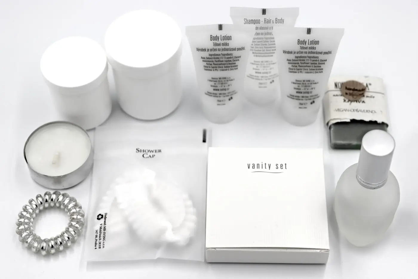 Produits d'accueil pour salle de bain : gel douche, shampoing, savon et bougie