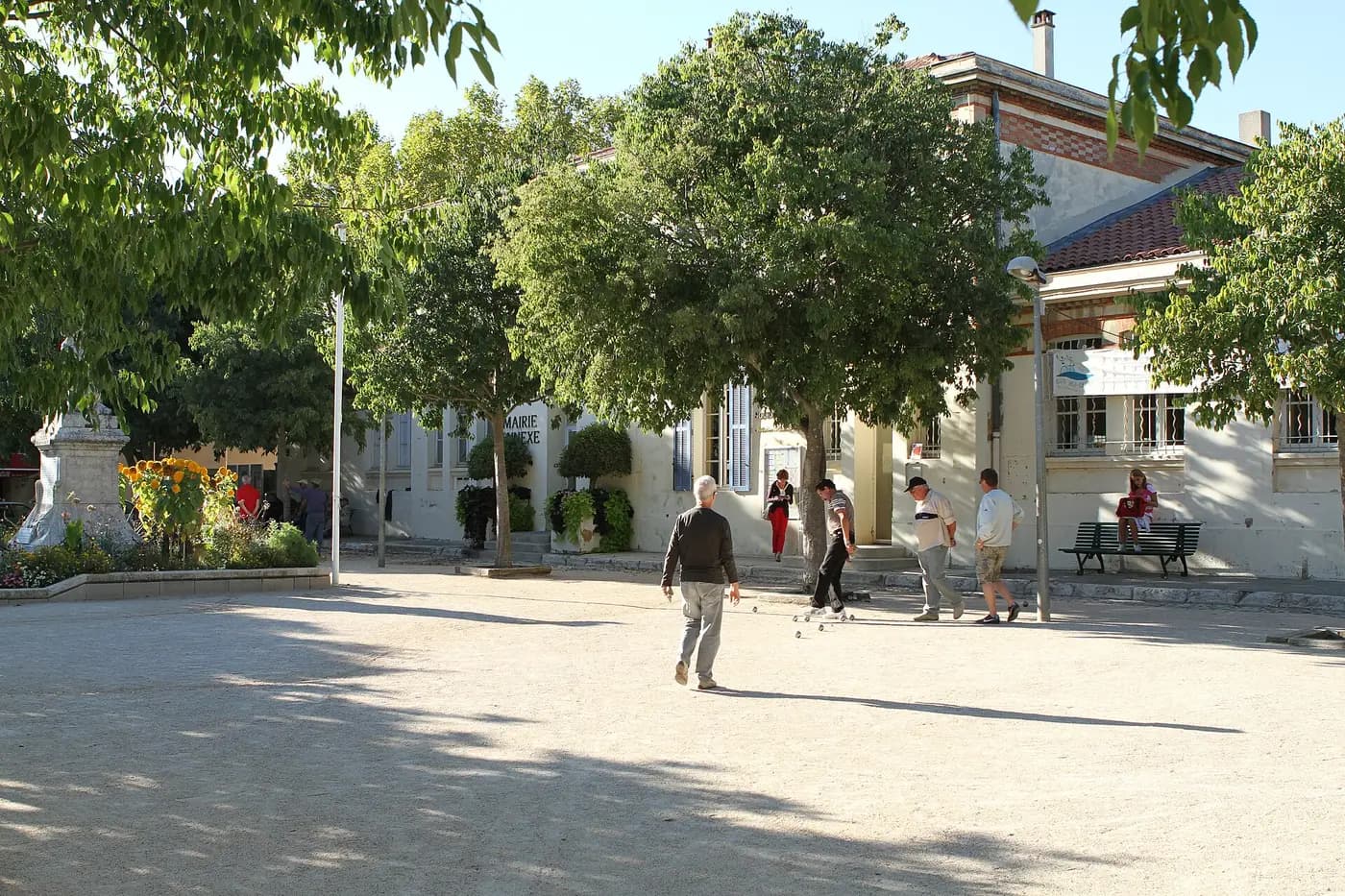 La place ombragée du village de Puyricard, au nord d'Aix