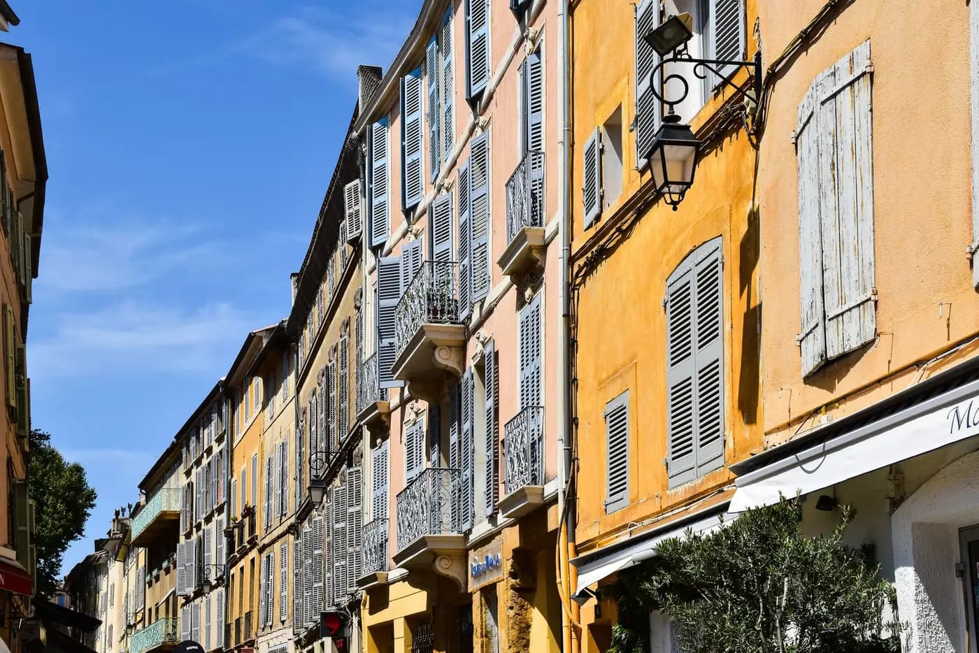 Rue du centre historique d'Aix-en-Provence et ses façades colorées